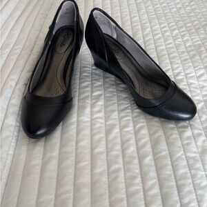Life Stride Classic Black Wedges